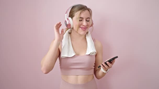Mujer Rubia Joven Que Usa Ropa Deportiva Escuchando Música Bailando — Vídeo de stock