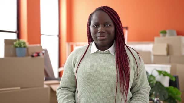 Afrikaanse Vrouw Met Gevlochten Haar Glimlachend Zelfverzekerd Houden Van Schoolbord — Stockvideo