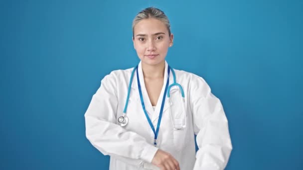 Dokter Muda Cantik Hispanik Tersenyum Berdiri Percaya Diri Dengan Tangan — Stok Video