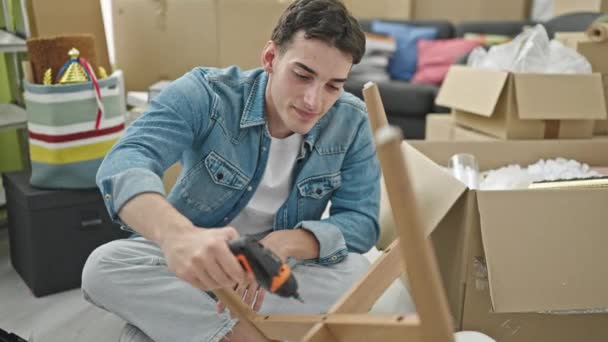Mladý Hispánec Muž Vrtání Židle Dělá Pořádku Gesto Novém Domově — Stock video