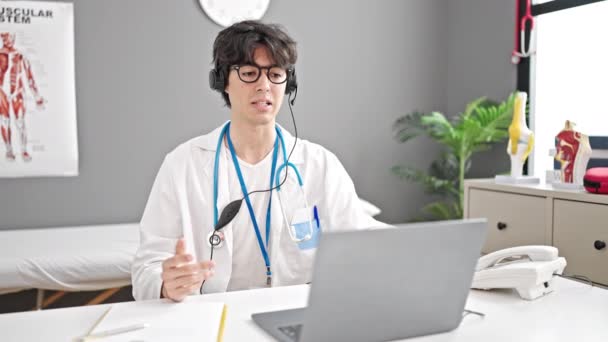 Młody Latynos Lekarz Robi Wideo Połączenie Laptopem Klinice — Wideo stockowe