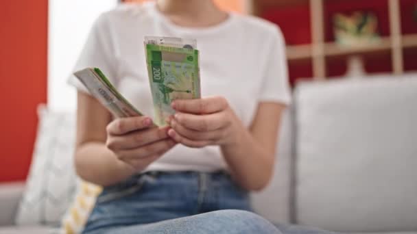 Rusya Banknotlarını Sayan Genç Sarışın Kadın Evdeki Kanepede Oturuyor — Stok video