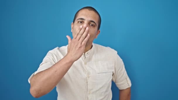 Jonge Latino Man Blazen Een Kus Met Hand Geïsoleerde Blauwe — Stockvideo