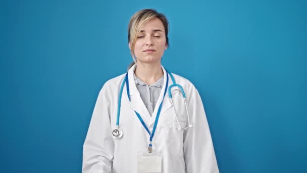 Νεαρή Ξανθιά Γυναίκα Γιατρός Δίνει Όρκο Χέρι Στο Στήθος Πάνω — Αρχείο Βίντεο