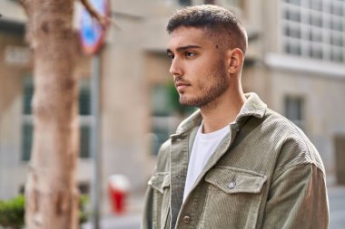 Sokakta duran gevşek yüzlü İspanyol genç adam.