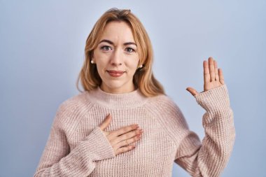 Mavi arka planda dikilen İspanyol kadın, el pençe divan durarak sadakat yemini ediyor. 