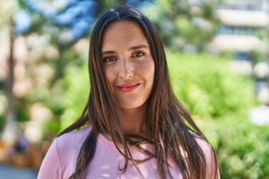 Parkta kendine güvenen güzel, İspanyol bir kadın.