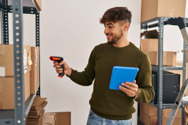 Genç Arap adam ecommerce iş çalışanı ofiste tarama paketi