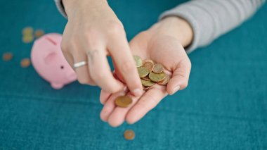 Yemek salonunda elinde bozuk para tutan İspanyol bir adam.