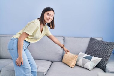 Genç İspanyol kadın evde dokunuyor.