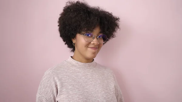 Junge Afroamerikanerin Lächelt Selbstbewusst Vor Isoliertem Rosa Hintergrund — Stockfoto
