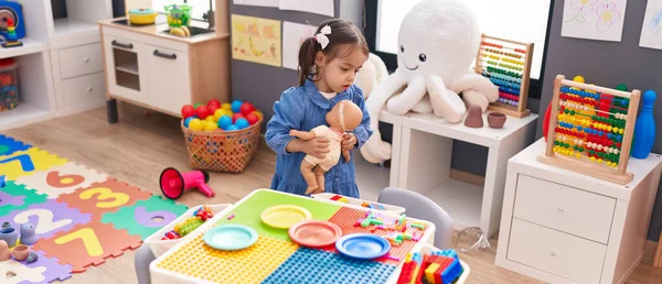 Entzückendes Hispanisches Mädchen Spielt Mit Puppe Kindergarten — Stockfoto