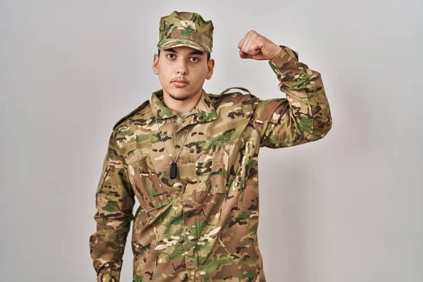身穿迷彩服的年轻阿拉伯男子 身穿军服 身强力壮 展示臂膀肌肉 自信而自豪 — 图库照片