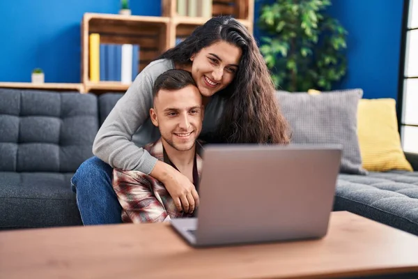Man Woman Couple Watching Movie Home — Stockfoto
