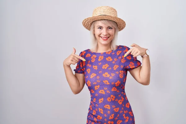 Junge Kaukasische Frau Blumenkleid Und Sommermütze Sieht Selbstbewusst Aus Mit — Stockfoto