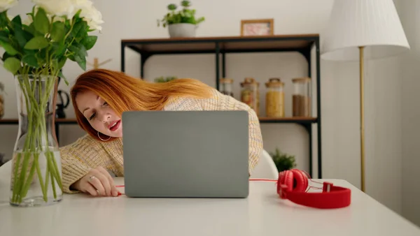 Молодая Рыжая Женщина Ноутбуком Сидит Столе Дома — стоковое фото