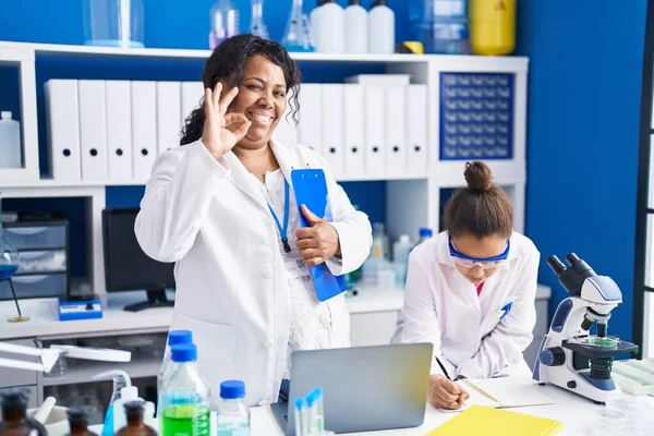 Matka Młoda Córka Pracujące Laboratorium Naukowca Robi Znak Palcami Uśmiechając — Zdjęcie stockowe