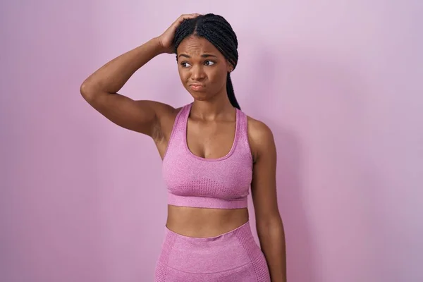 Africká Američanka Copánky Sobě Sportovní Oblečení Přes Růžové Pozadí Matoucí — Stock fotografie
