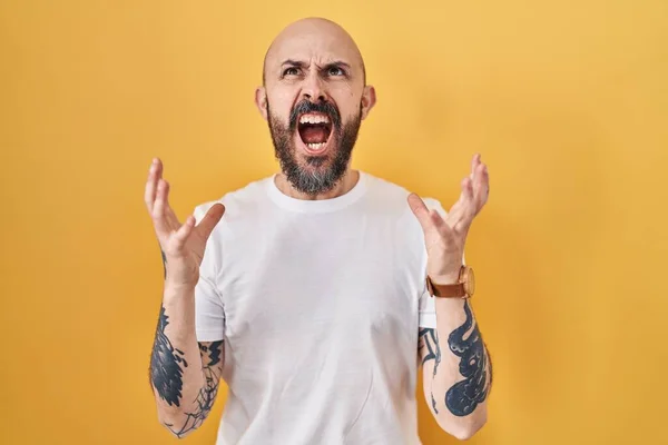Mladý Hispánec Tetováním Stojící Nad Žlutým Pozadím Šílený Šílený Křičící — Stock fotografie