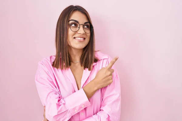 Молода Іспаномовна Жінка Окулярах Стоїть Над Рожевим Тлом Великою Посмішкою — стокове фото