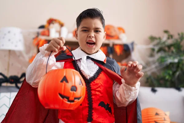 Adorável Menino Hispânico Vestindo Traje Halloween Fazendo Gesto Assustador Casa — Fotografia de Stock