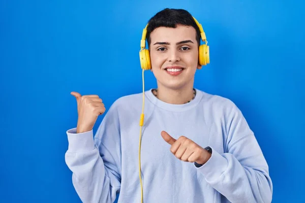 Non Binární Osoba Poslouchající Hudbu Pomocí Sluchátek Ukazuje Zadní Straně — Stock fotografie