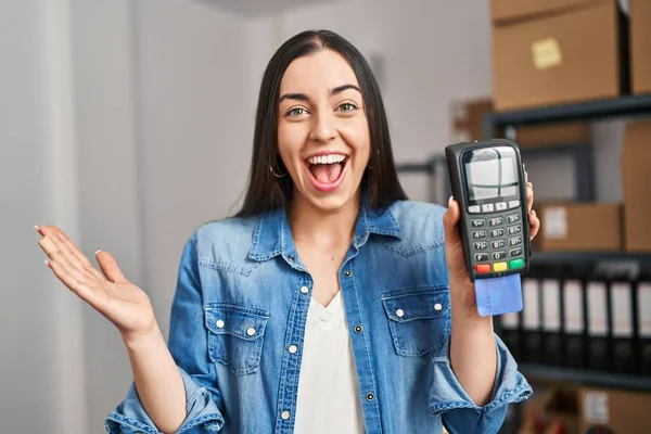 Küçük Işletme Şirketinde Çalışan Spanyol Kadın Elinde Kredi Kartı Datafon — Stok fotoğraf
