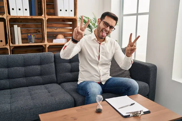 Junger Hispanischer Mann Mit Bart Der Beratungsbüro Arbeitet Lächelt Mit — Stockfoto
