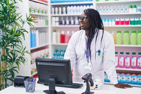 Afroamerikansk Kvinna Farmaceut Ler Säker Med Hjälp Dator Apotek — Stockfoto