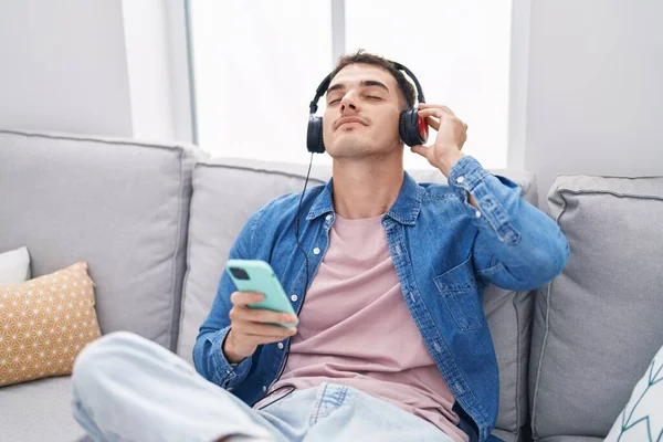 Joven Hispano Escuchando Música Sentado Sofá Casa — Foto de Stock