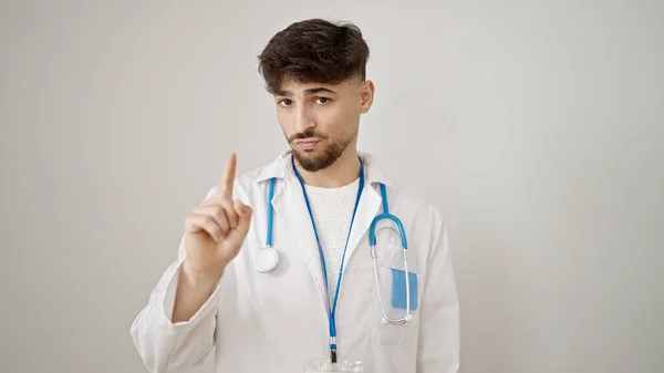 Νεαρός Άραβας Γιατρός Λέει Όχι Δάχτυλο Πάνω Από Απομονωμένο Λευκό — Φωτογραφία Αρχείου