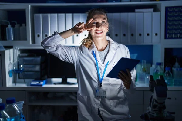 Piękna Blondynka Pracuje Laboratorium Naukowca Późno Nocy Robiąc Symbol Pokoju — Zdjęcie stockowe