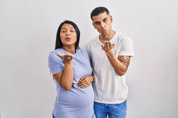 Junges Hispanisches Paar Das Ein Baby Erwartet Das Über Dem — Stockfoto