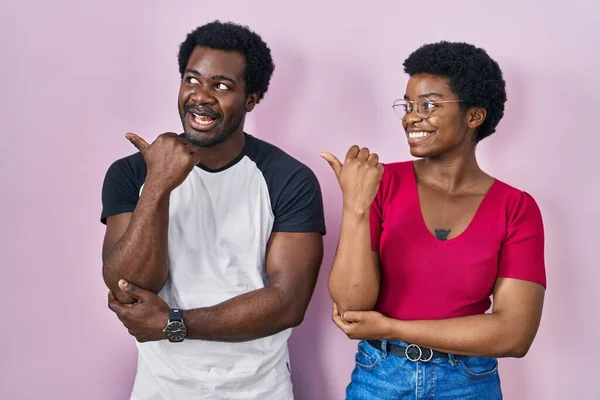 Jeune Couple Afro Américain Debout Sur Fond Rose Souriant Avec — Photo