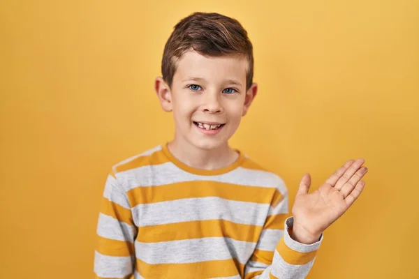 Sarı Arka Plan Üzerinde Duran Genç Beyaz Çocuk Mutlu Bir — Stok fotoğraf