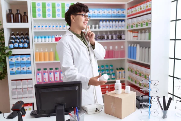 Non Binario Uomo Farmacista Parlando Telefono Possesso Pillole Bottiglia Farmacia — Foto Stock