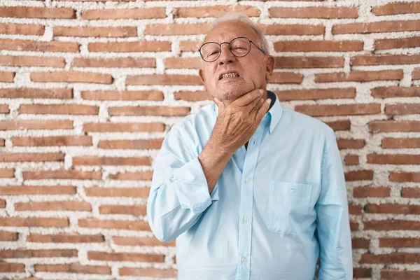 Tuğla Duvarın Üzerinde Duran Gri Saçlı Yaşlı Adam Boynu Ağrıyan — Stok fotoğraf