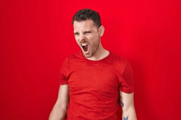 Genç Spanyol Adam Kırmızı Arka Planda Kızgın Kızgın Bağırıyor Öfkeyle — Stok fotoğraf