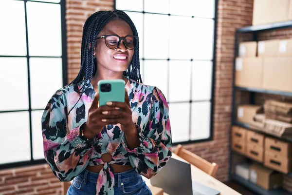 Ofisteki Akıllı Telefonu Kullanan Afrikalı Amerikalı Kadın Ecommerce Işçisi — Stok fotoğraf