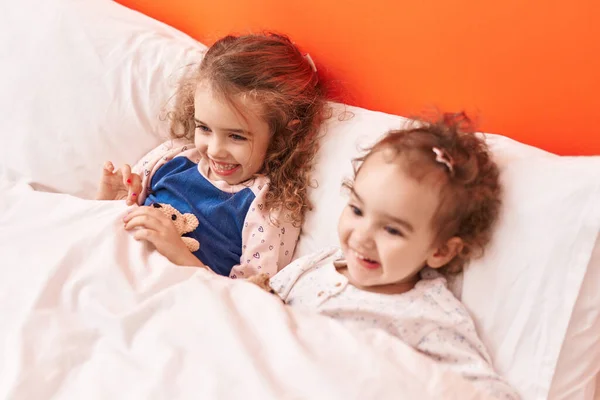 Чарівні Дівчата Посміхаються Впевнено Лежачи Ліжку Спальні — стокове фото