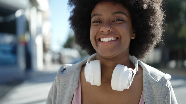 Afričanky Americká Žena Usmívá Sebevědomě Nosit Sluchátka Ulici — Stock fotografie