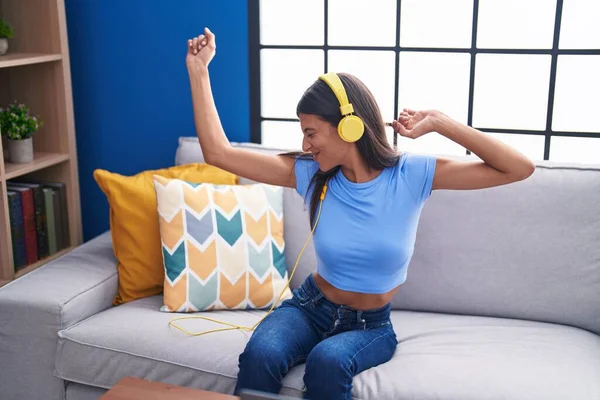 Jeune Belle Femme Hispanique Dansant Écoutant Musique Assise Sur Canapé — Photo
