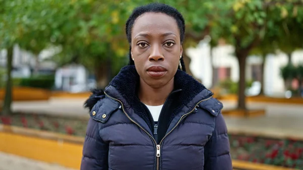 Африканская Американка Стоящая Серьезным Выражением Парке — стоковое фото
