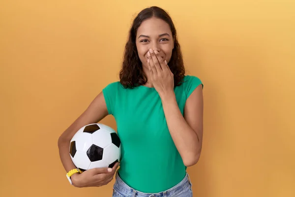 Junge Hispanische Frau Hält Ball Lachend Und Verlegen Kichert Mund — Stockfoto