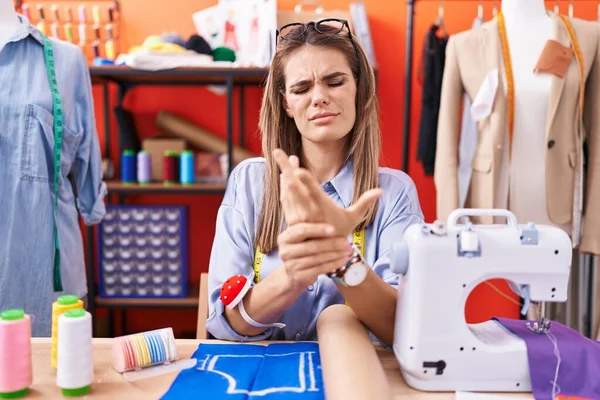 Hispanic Young Woman Dressmaker Designer Atelier Room Suffering Pain Hands — Stock Photo, Image