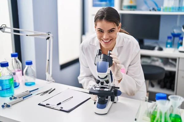Νεαρή Όμορφη Ισπανίδα Επιστήμονας Χρησιμοποιώντας Μικροσκόπιο Στο Εργαστήριο — Φωτογραφία Αρχείου
