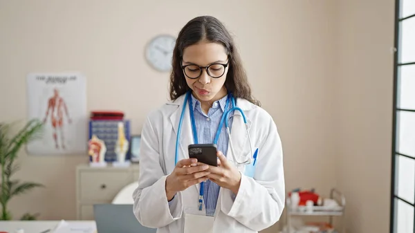 Νεαρή Όμορφη Ισπανίδα Γιατρός Χρησιμοποιώντας Smartphone Σοβαρό Πρόσωπο Στην Κλινική — Φωτογραφία Αρχείου