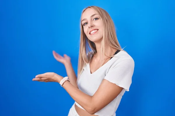 Mladá Běloška Žena Stojící Nad Modrým Pozadím Zvoucí Vstupu Úsměvem — Stock fotografie