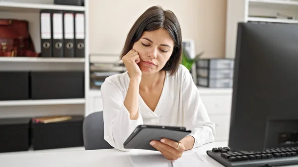 Jovem Bela Mulher Hispânica Empresária Usando Touchpad Pensando Escritório — Fotografia de Stock