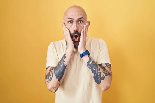 Hombre Hispano Con Tatuajes Pie Sobre Fondo Amarillo Asustado Sorprendido — Foto de Stock